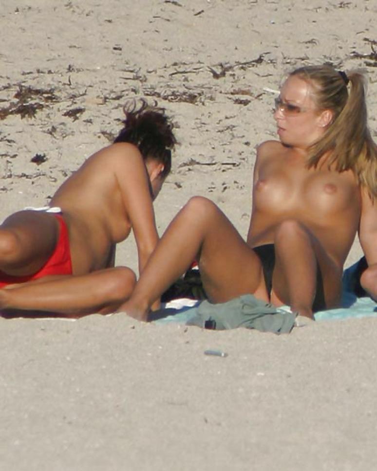 19P Romanian girls at the beach RO7