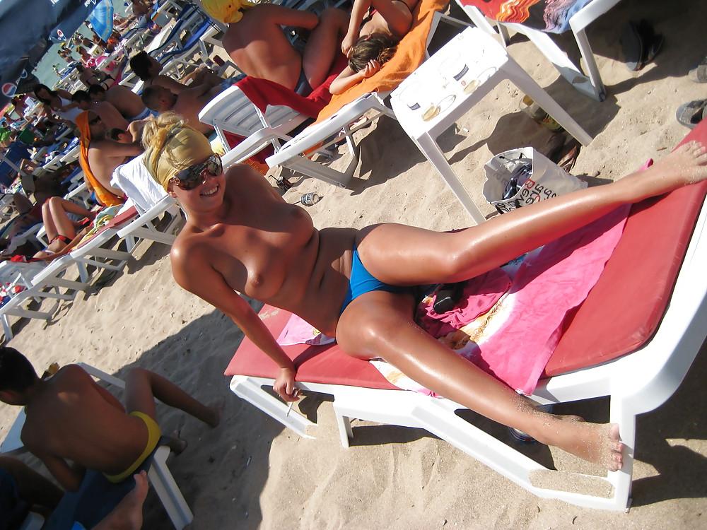 23P Romanian Girls on the Beach