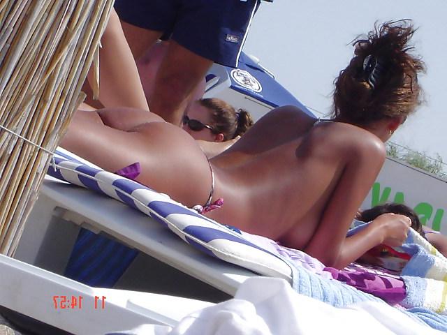 23P Romanian Girls on the Beach