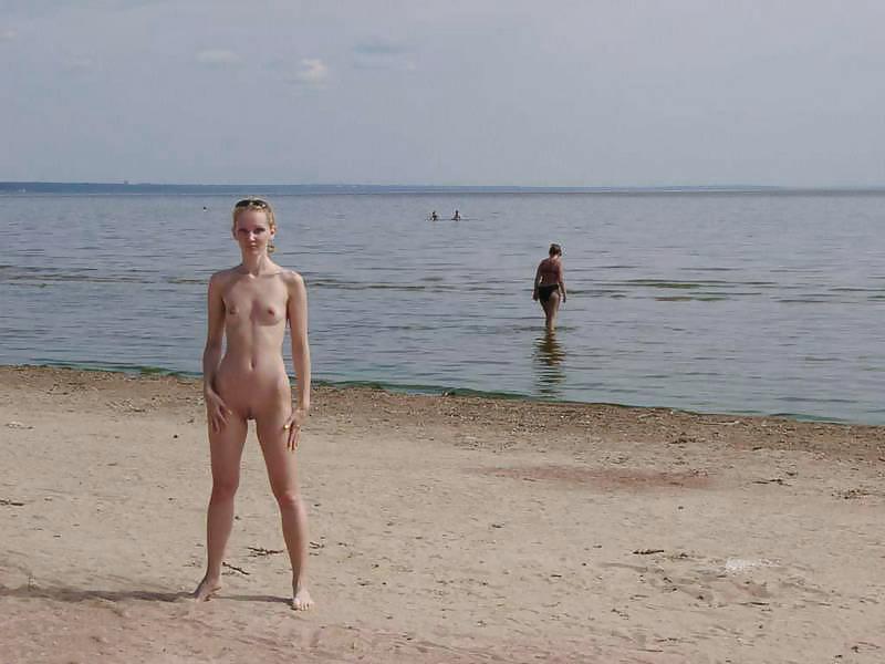 25P Cute Beach Girls - VI