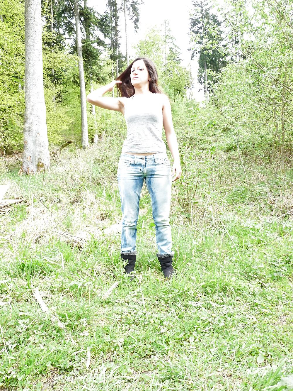 7P Brunette woman outdoor
