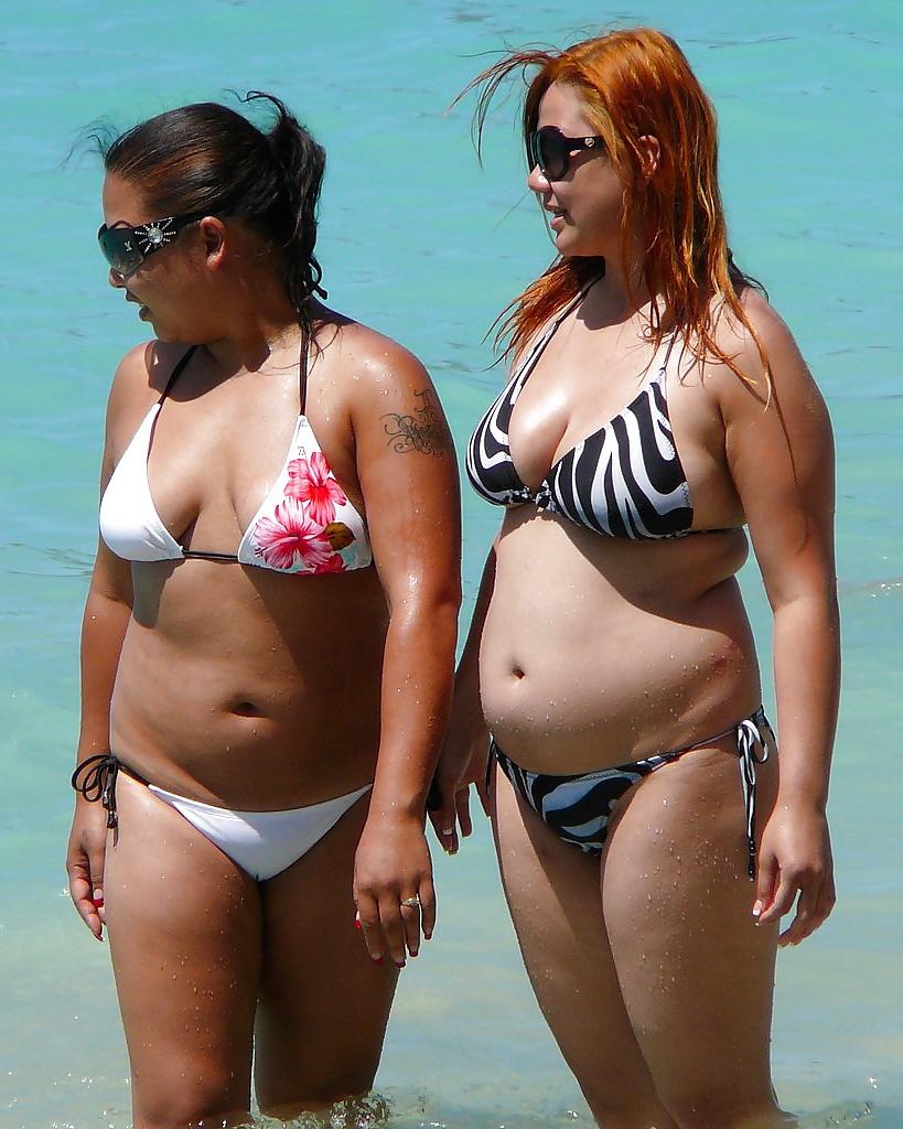 25P Curvy beauties in beach 2