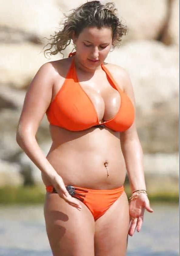 25P Curvy beauties in beach 2