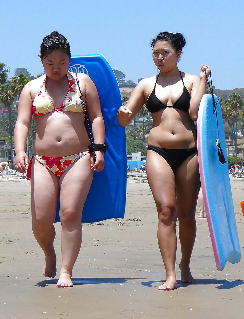 25P Curvy beauties in beach 2