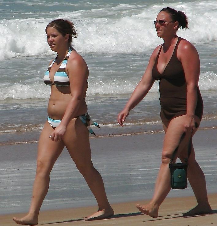 25P Curvy beauties in beach 2