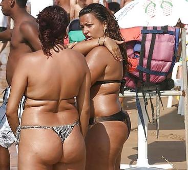 25P Curvy beauties in beach 2