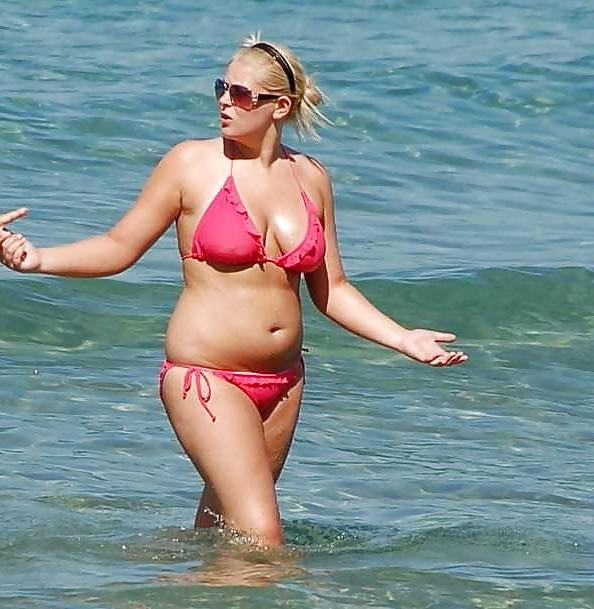 25P Curvy beauties in beach 2