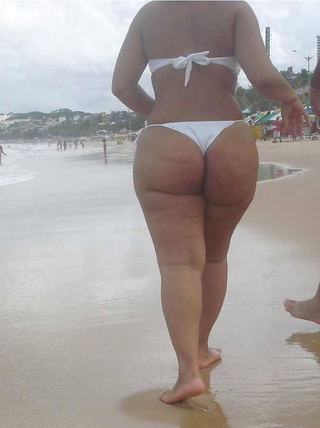 25P Curvy beauties in beach 2
