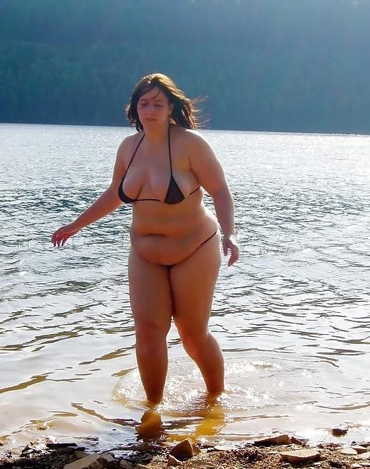 25P Curvy beauties in beach 2