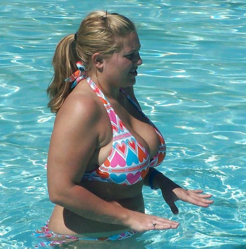 25P Curvy beauties in beach 2