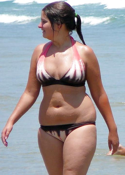 25P Curvy beauties in beach 2