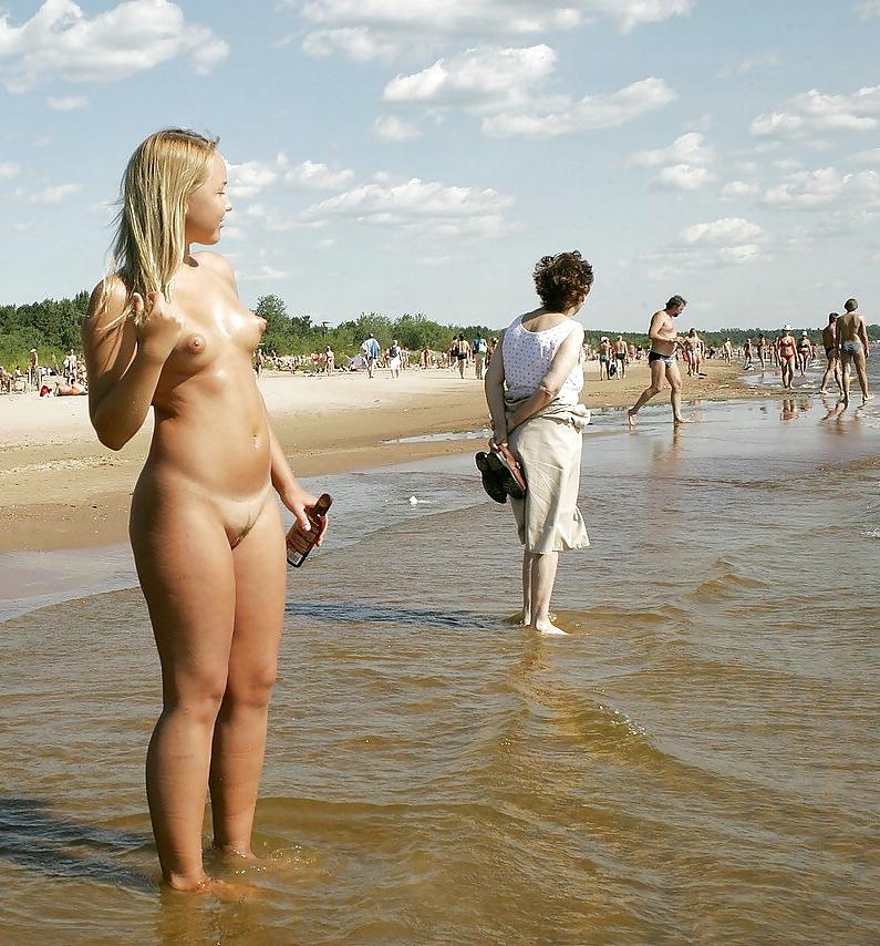 25P Naked blonde on the beach