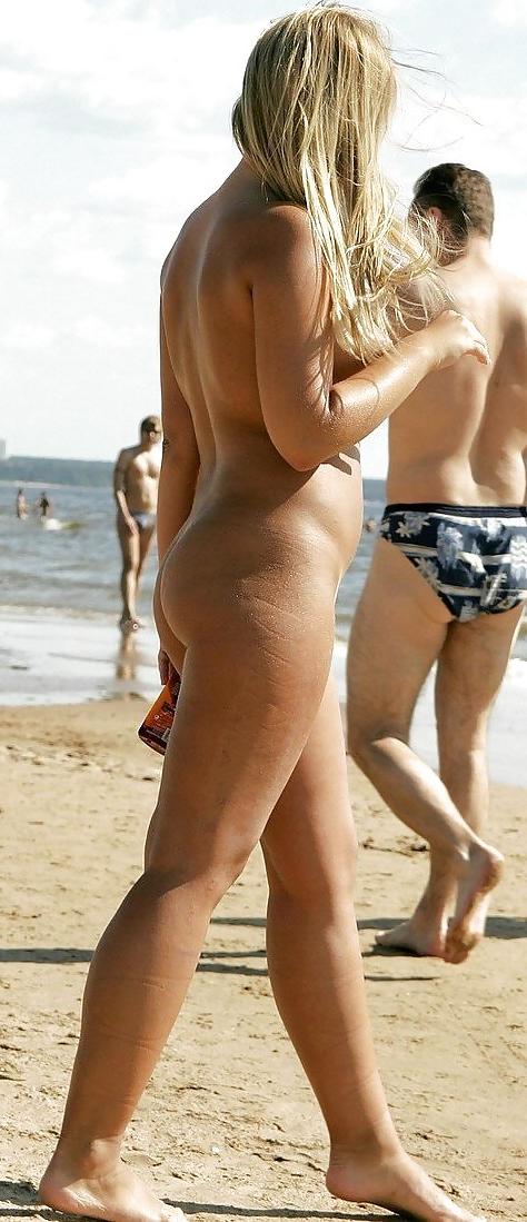25P Naked blonde on the beach
