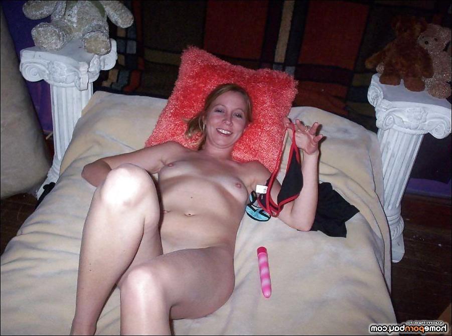 14P Smiling and dildoing deep