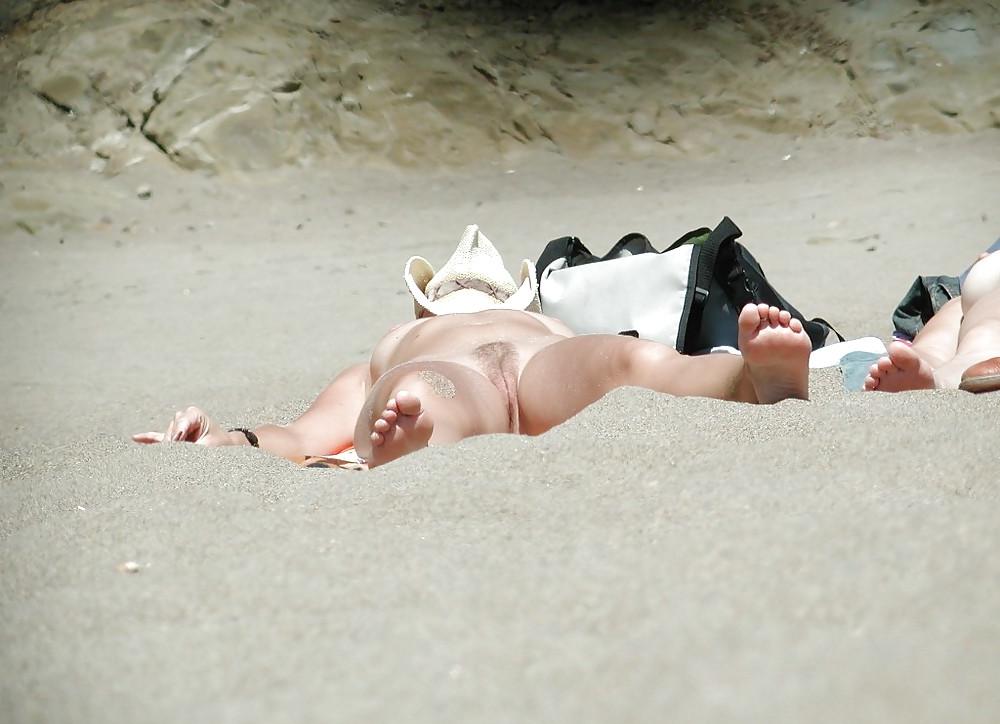 25P Two MILF's at nudie beach