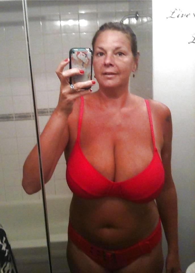 6P Busty mature woman selfshot