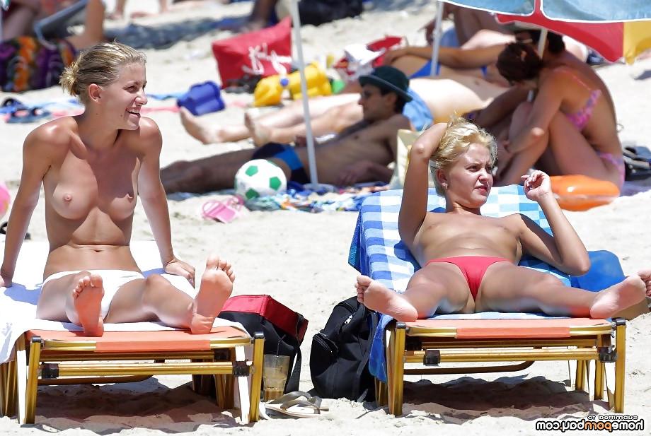 25P Lots of nude beach girls
