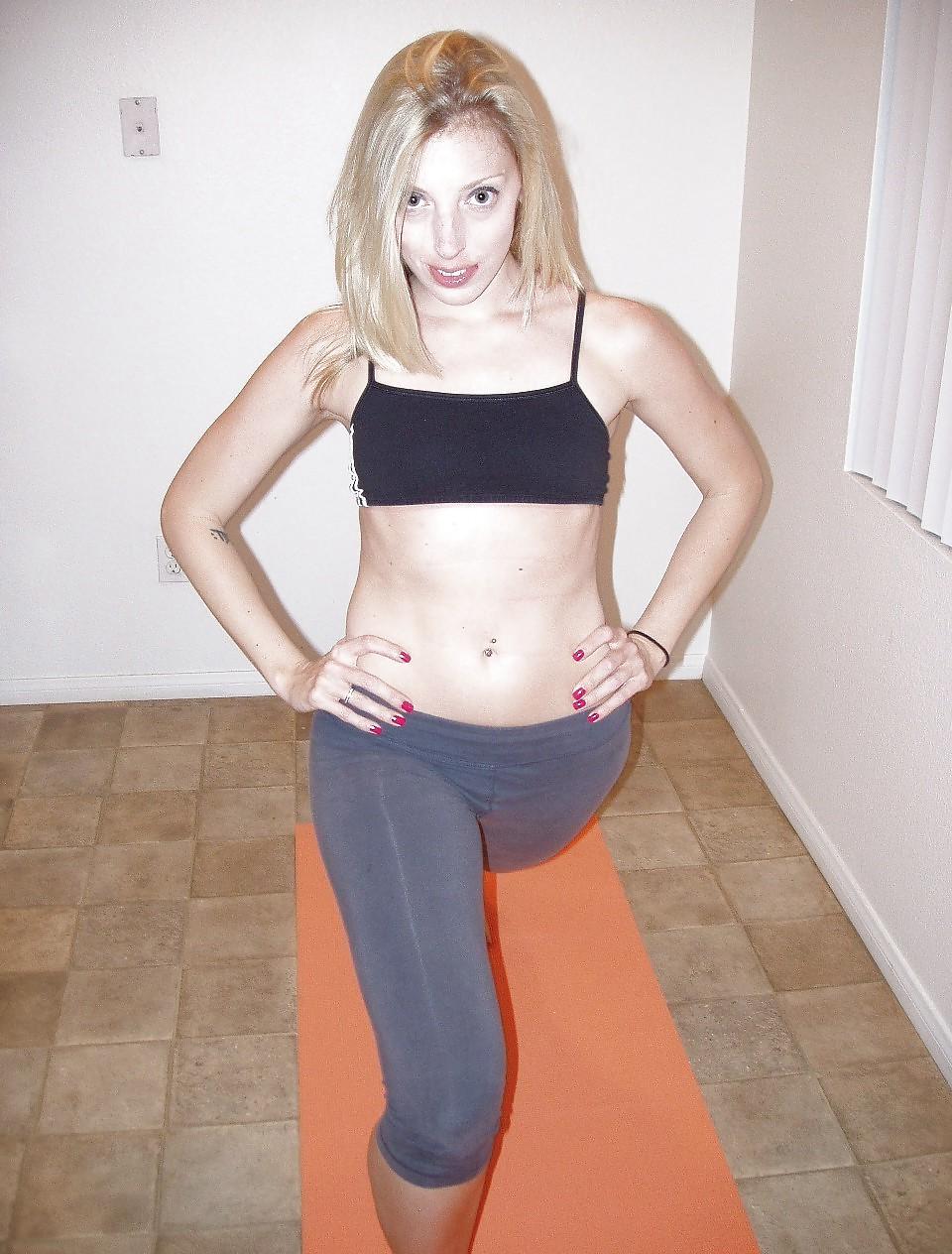 24P Blondi beim Yoga