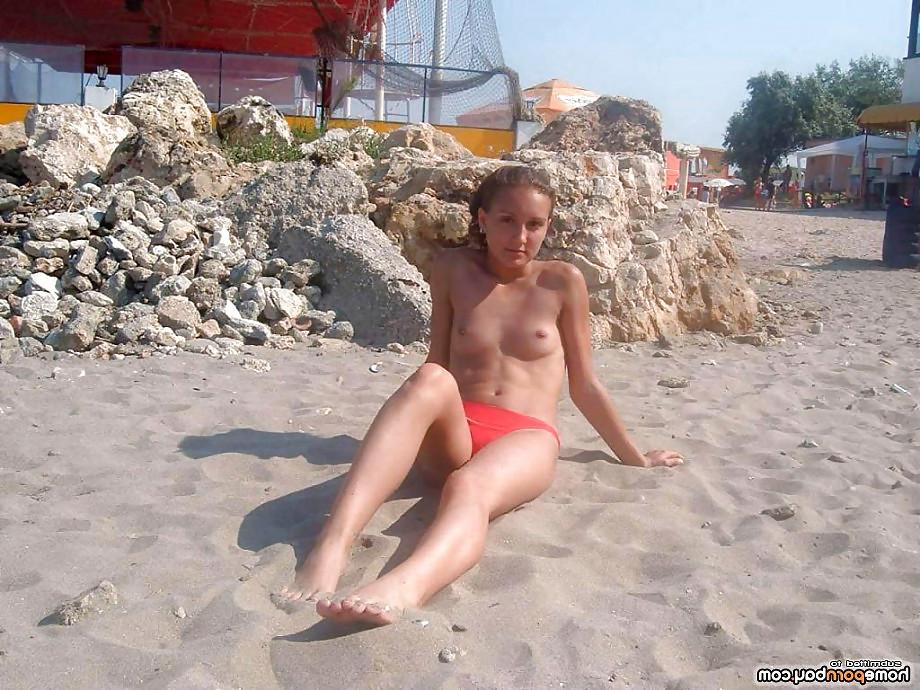 25P Naked chicks on the beach