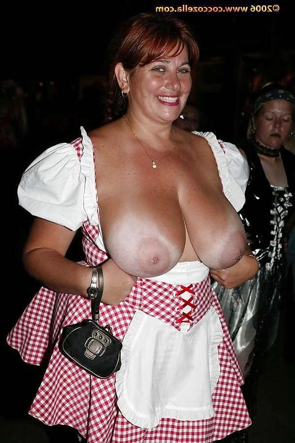 21P MILF Boob flash
