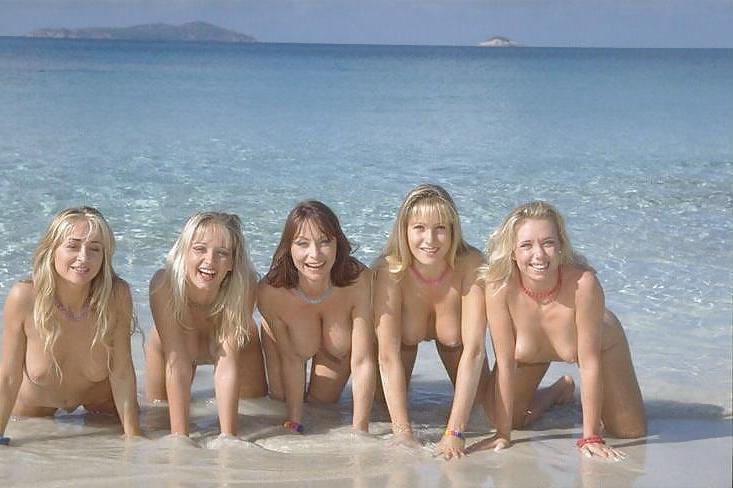 9P A Day At The Beach (Beach Bums)