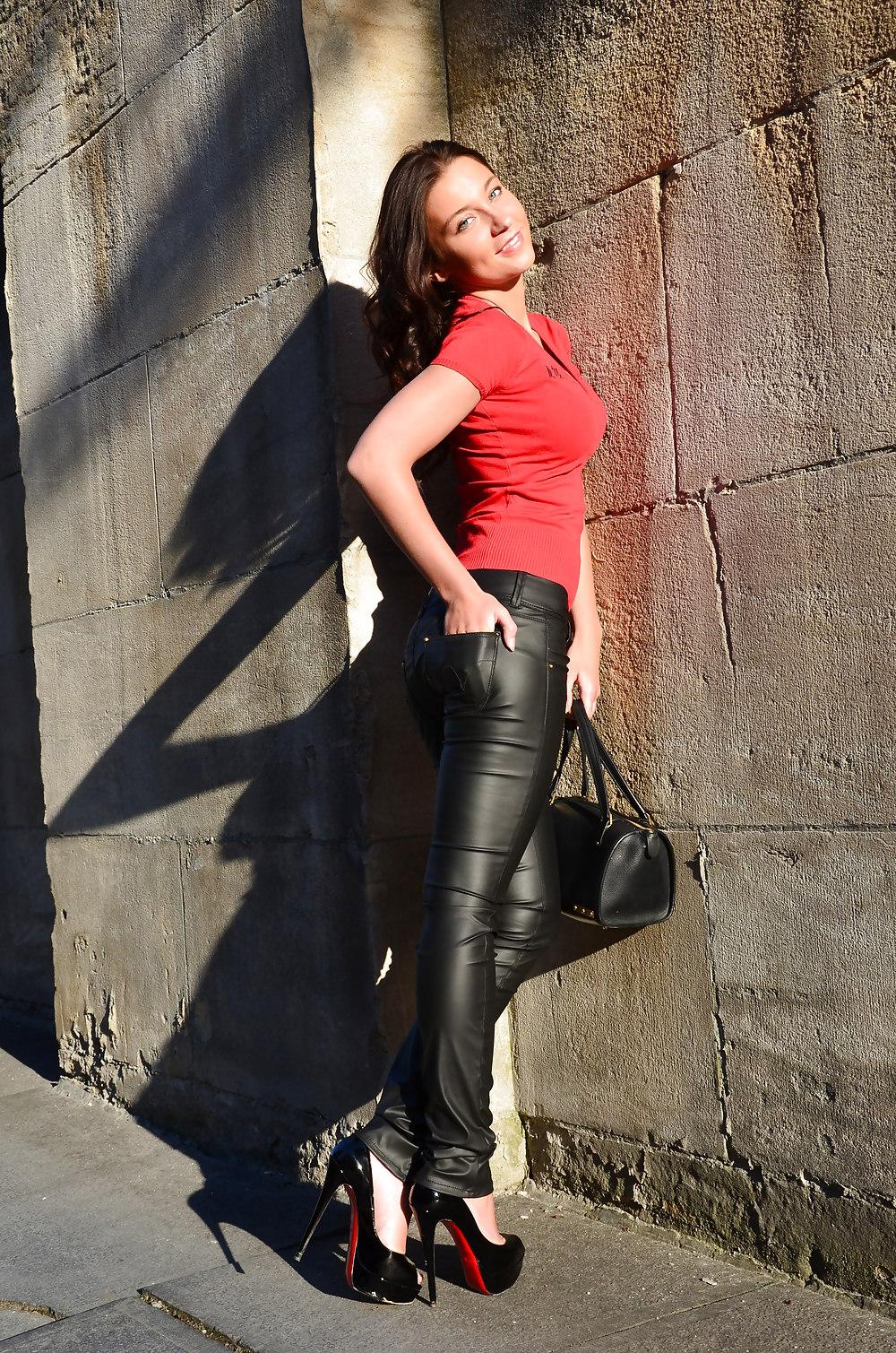 4P Julie skyhigh young babe in Leather & high heels (louboutin)