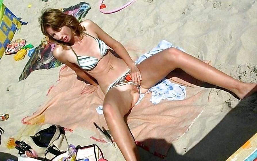 10P Pussy Flashing at the Beach