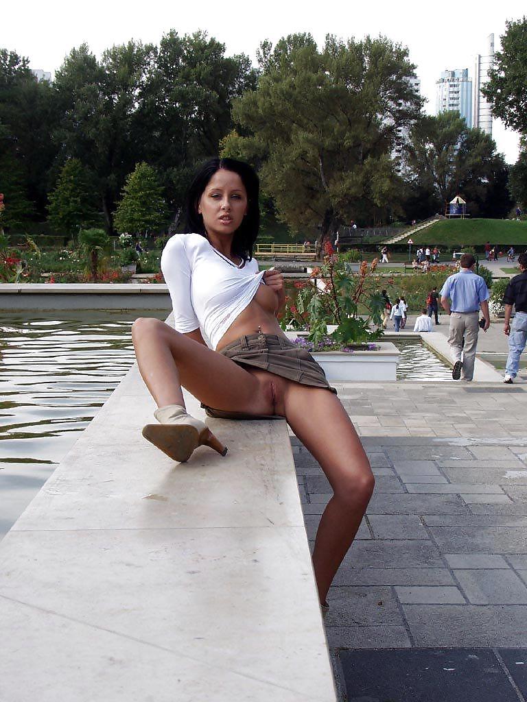 25P Brunette Flashing Babes