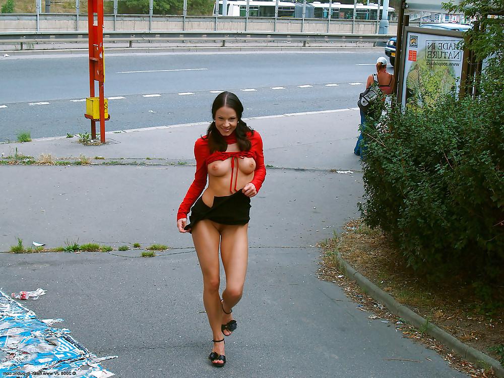 25P Brunette Flashing Babes