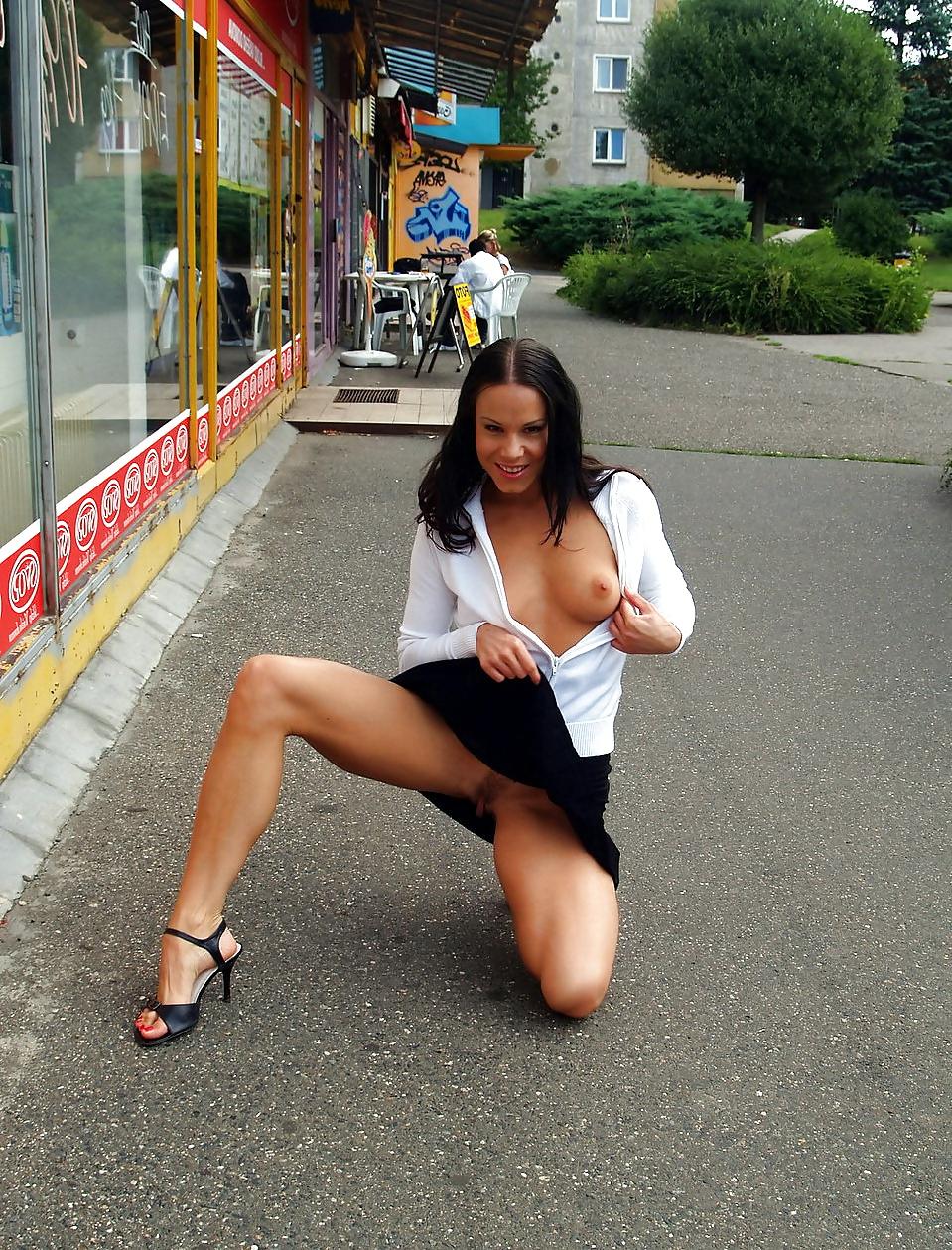 25P Brunette Flashing Babes
