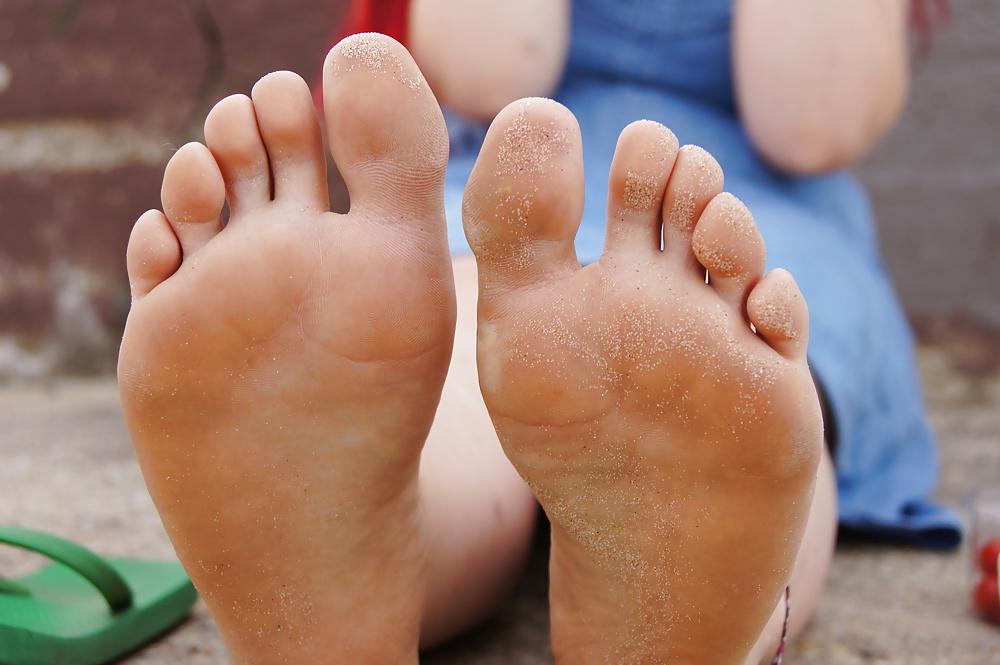 25P Candid Sandy Beach Feet Soles 3