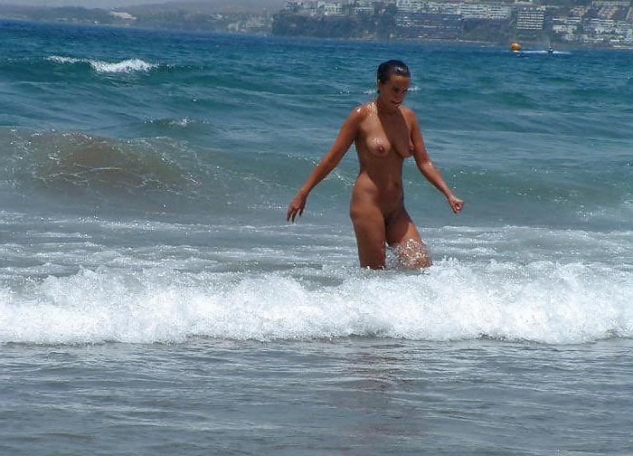 25P Nudist Beach Babes