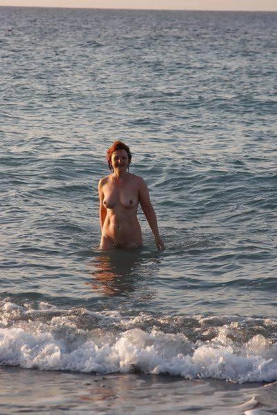 25P Nudist Beach Babes