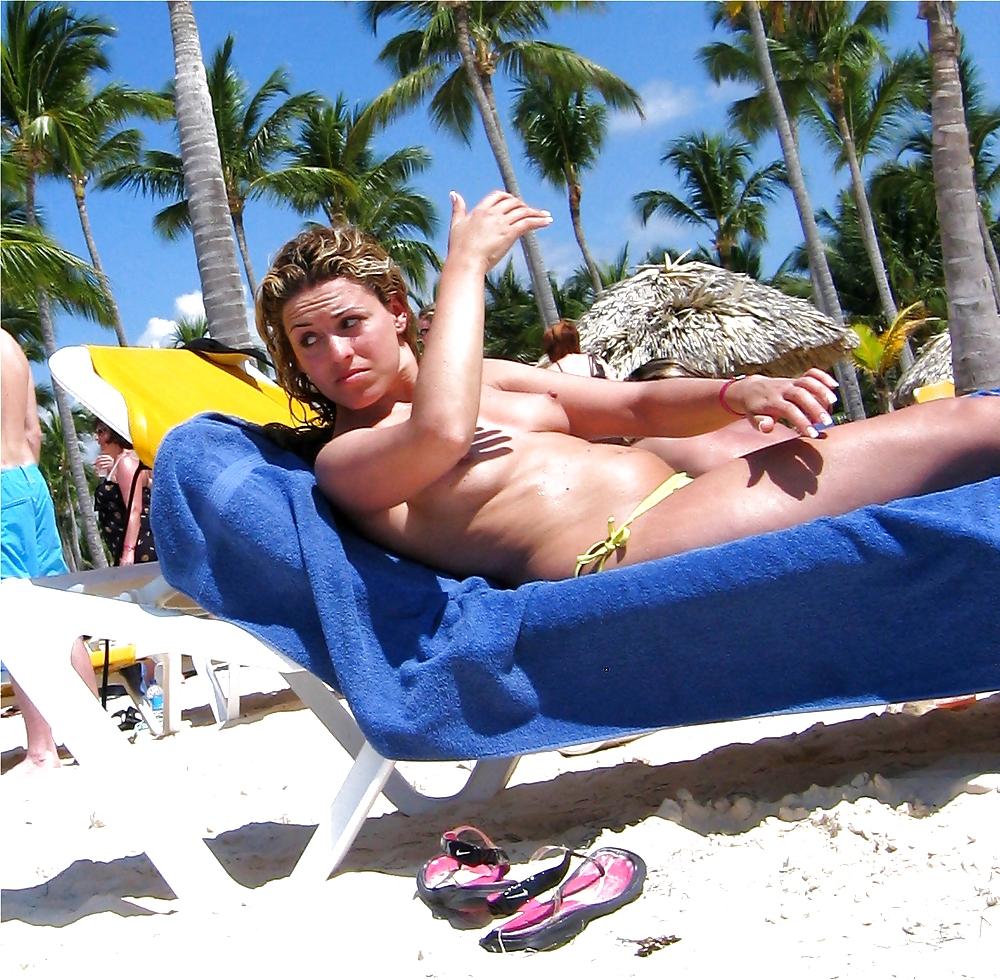 25P Topless women at the Beach