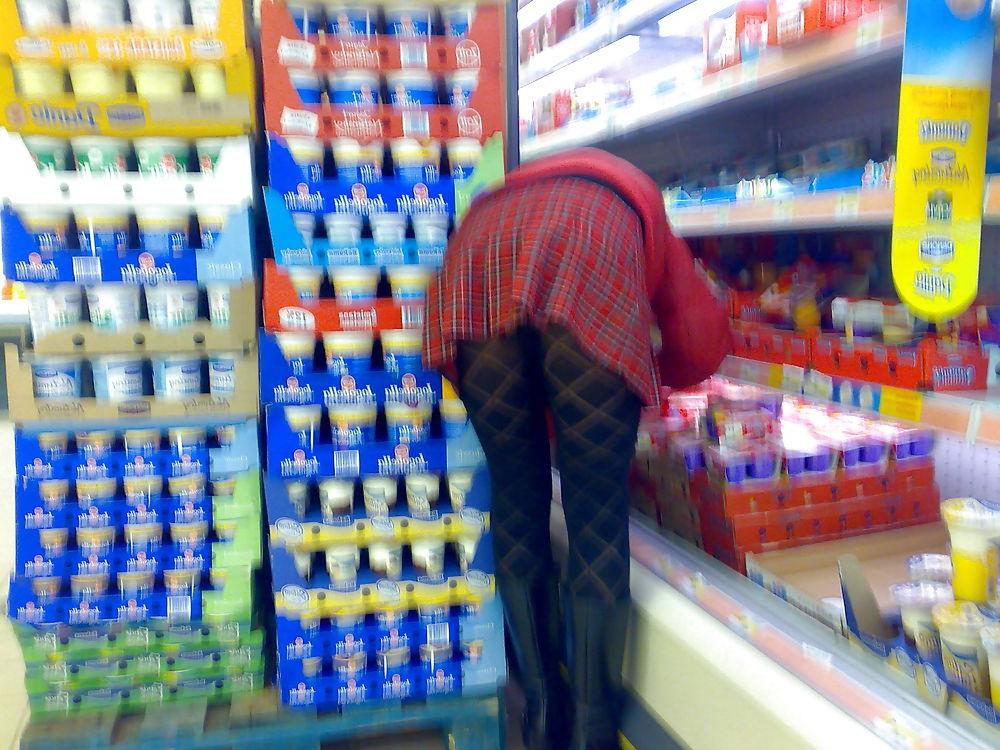 25P Shopping and flashing ( store voyeur )