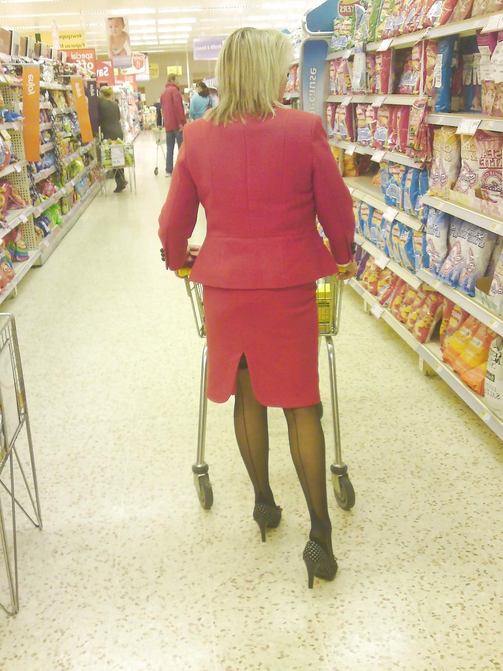 25P Shopping and flashing ( store voyeur )