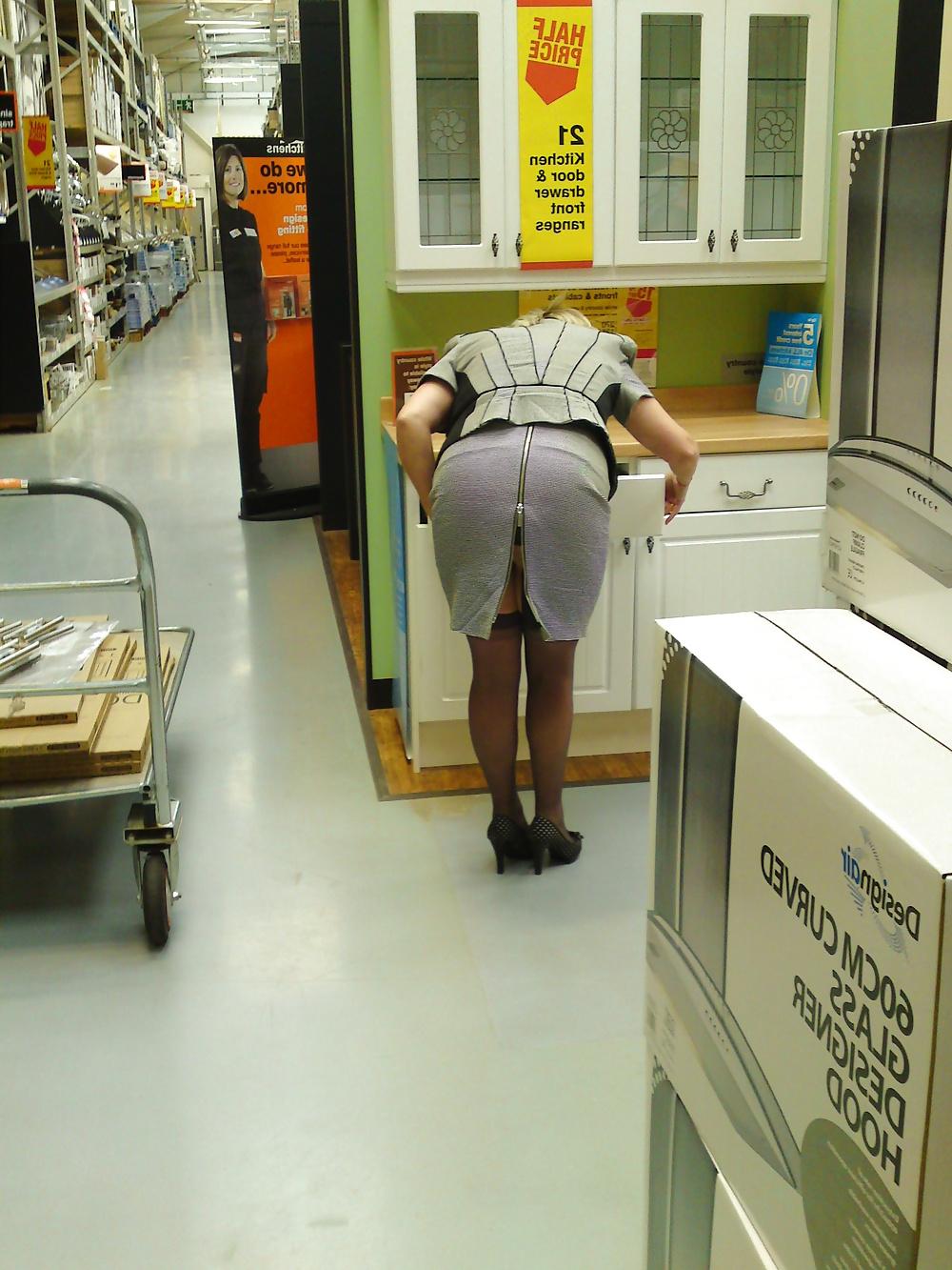 25P Shopping and flashing ( store voyeur )