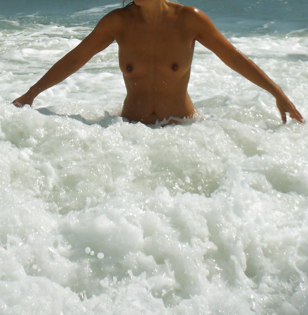 22P Nue ocean beach nude