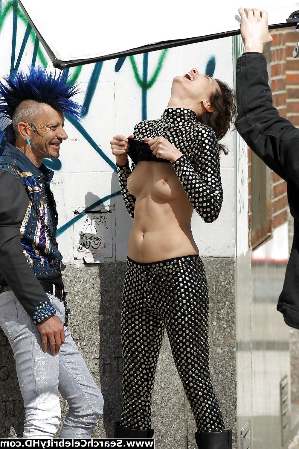 25P Shalom Harlow Flashing Boobs In New York