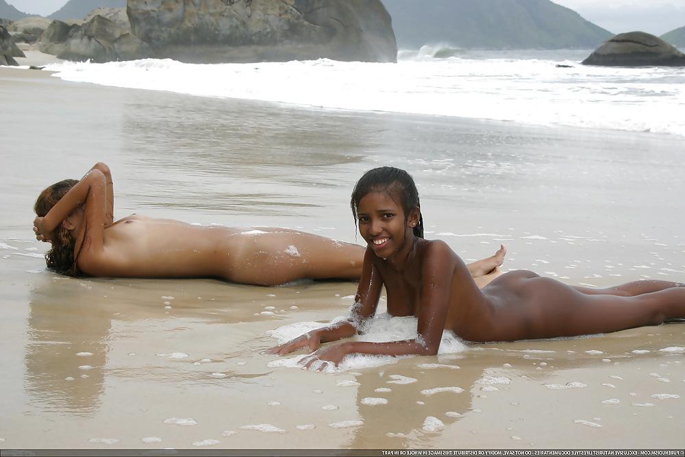 25P Nude beach babes and more