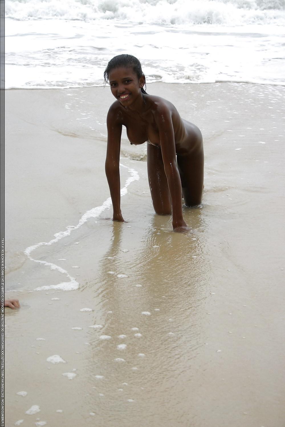 25P Nude beach babes and more