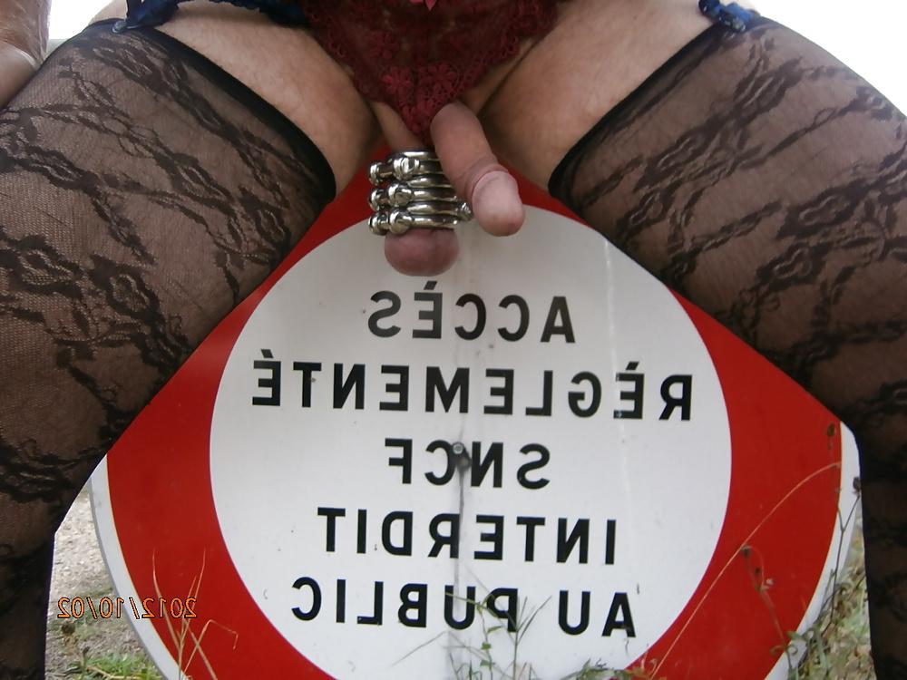 7P Flash cock outside public exhib outdoor queue