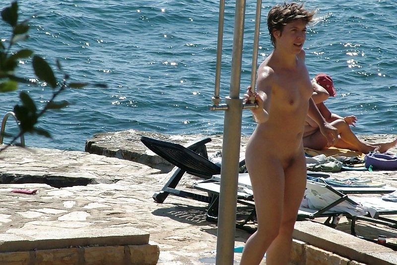 25P The Beauty of Beach MILF