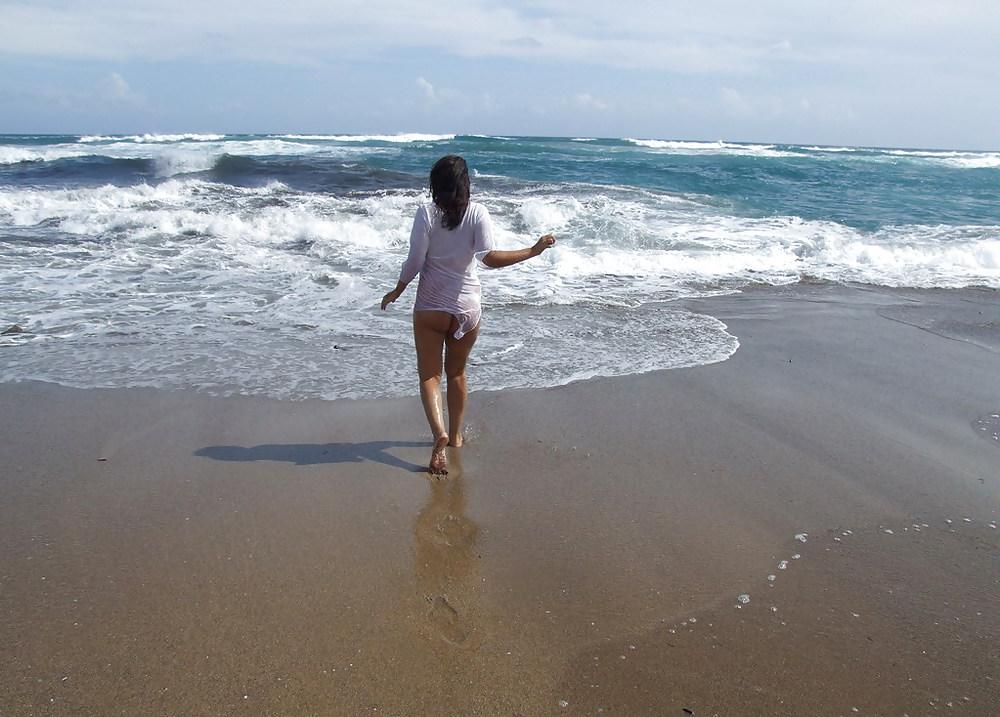 25P Alexandra Moore - White Transparant On Beach