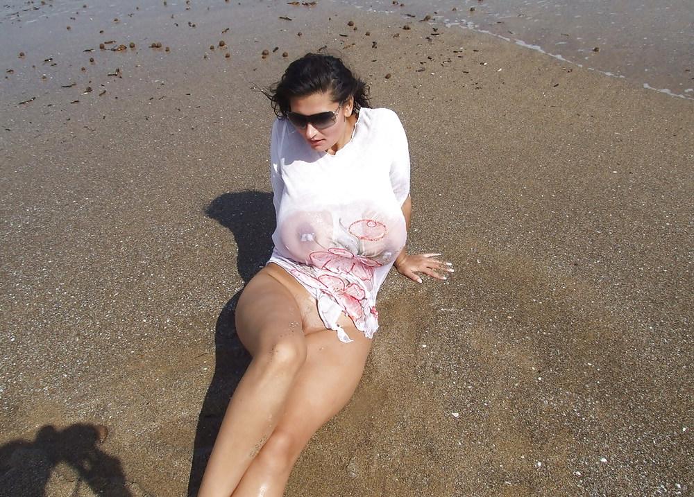 25P Alexandra Moore - White Transparant On Beach
