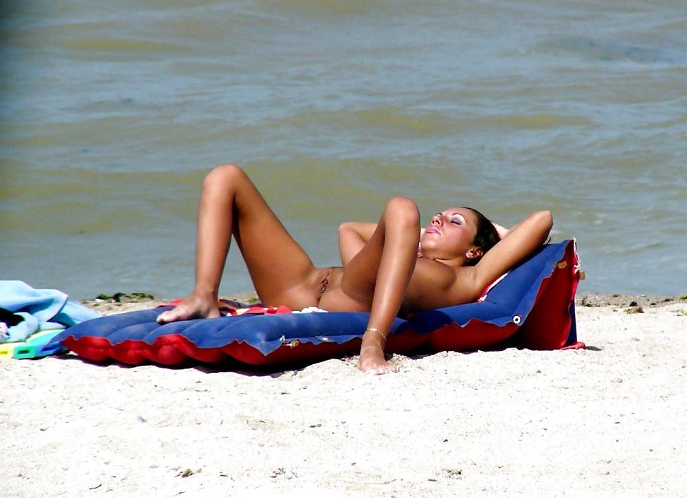 25P MILFs am Strand - 17