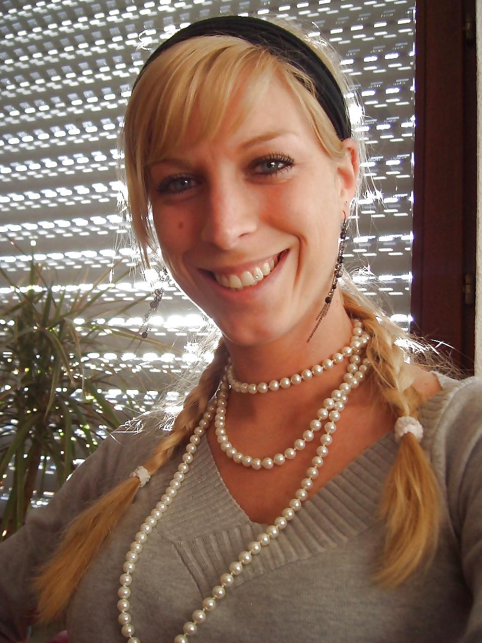 10P Nice blonde woman