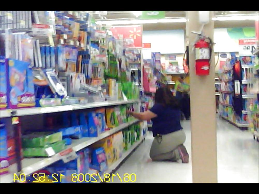 11P Squatting BBW Latino Worker