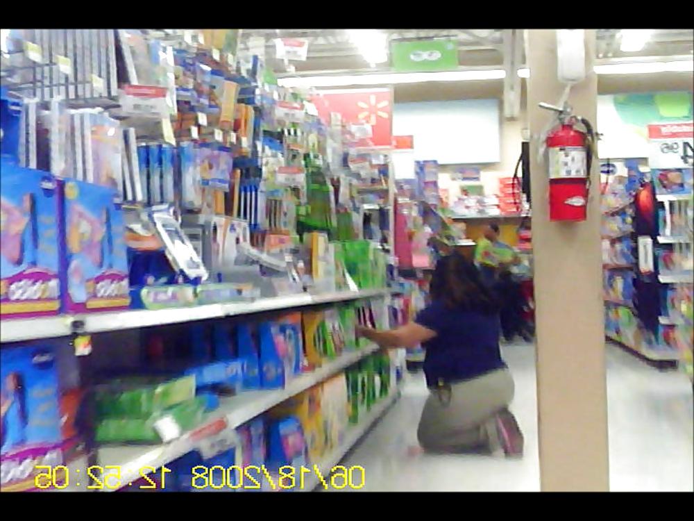 11P Squatting BBW Latino Worker