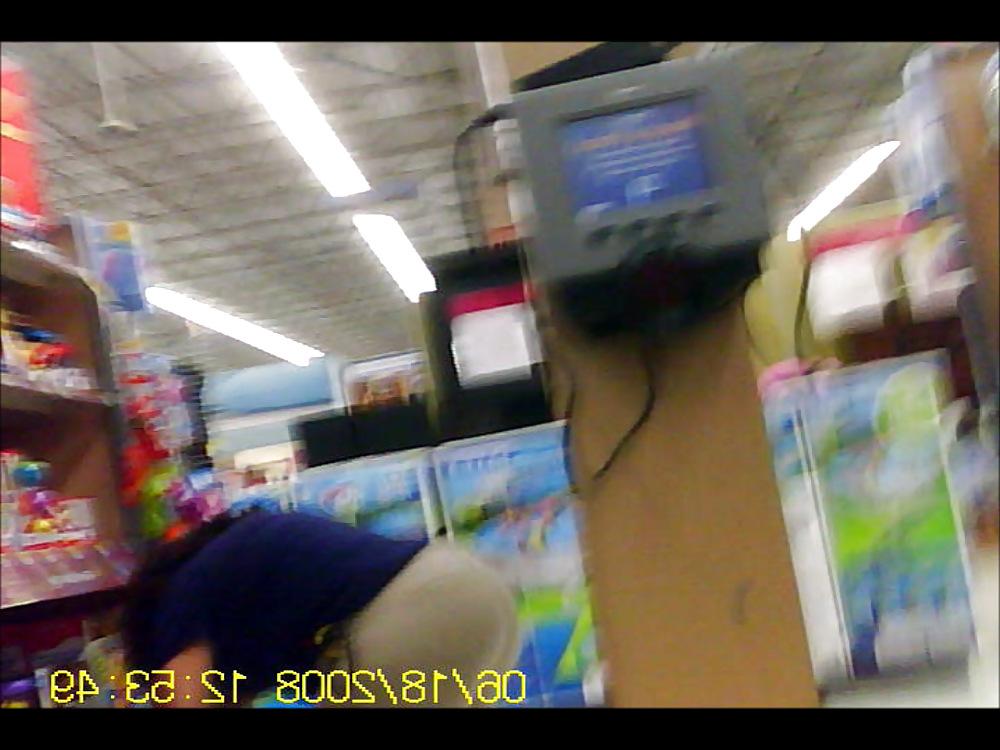 11P Squatting BBW Latino Worker
